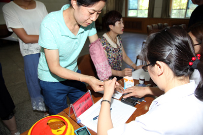 医疗服务暖人心 银川市医院专家深入企业社区开展义诊与移民咨询活动